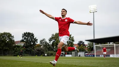 SC Freiburg hat nach sieben Spielen die Saison noch nicht verloren, wobei Derry Scherhant mit einem Tor und einer Vorlage...